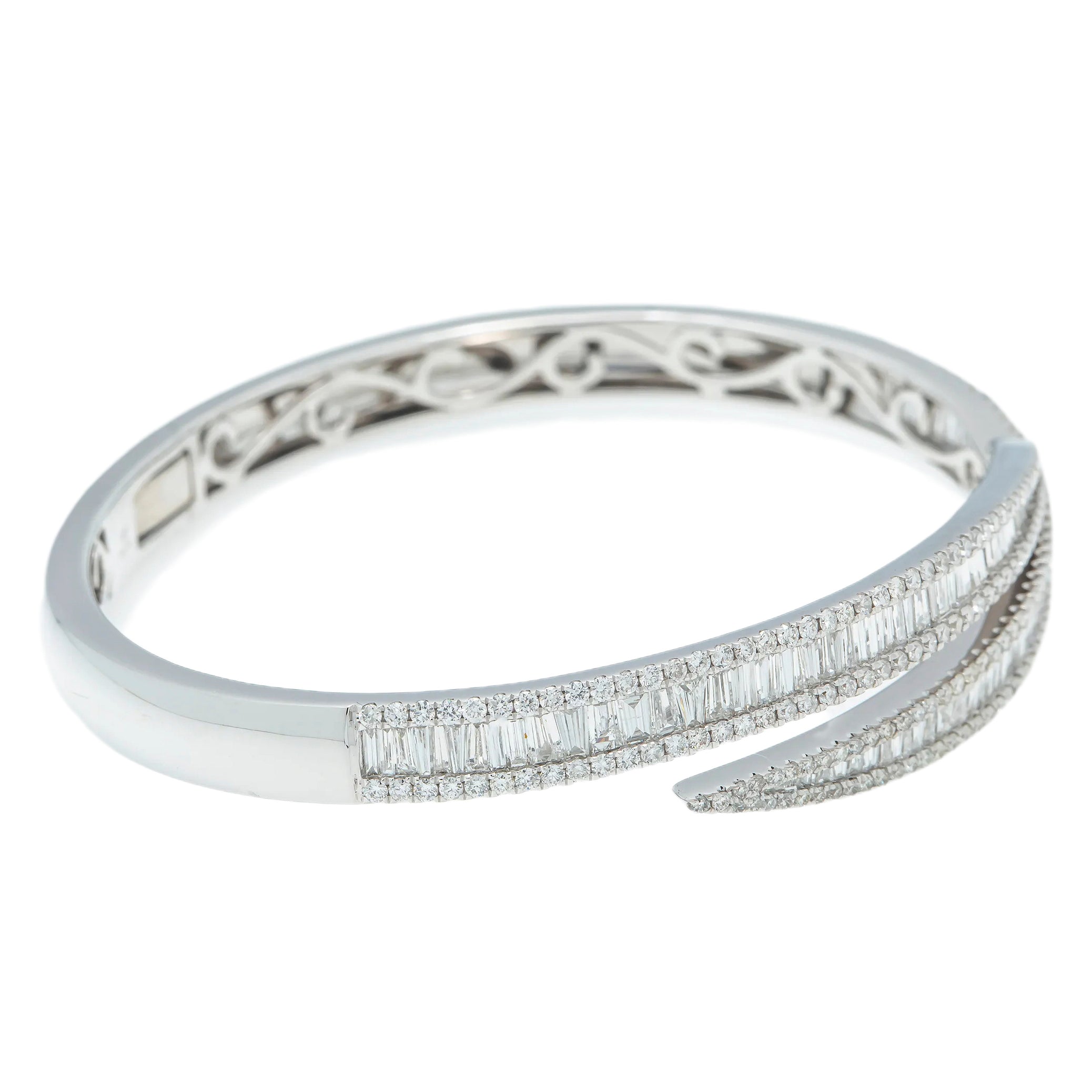 18K GOLD BANGLE BRACELET 3.73 CT DIAMONDS