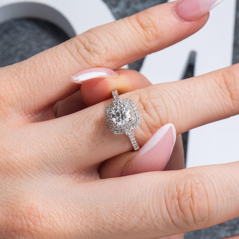 18K GOLD ROUND CLUSTER DIAMOND ENGAGEMENT RING 1.0 CTW