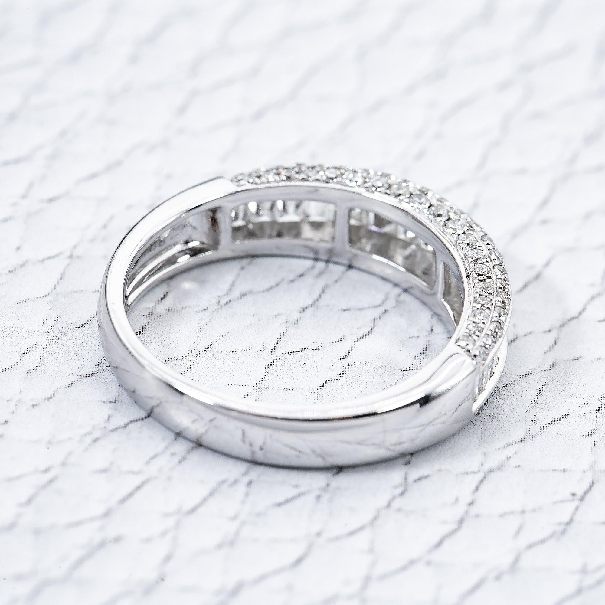 18K White Gold Ring with 0.6 CT Diamonds
