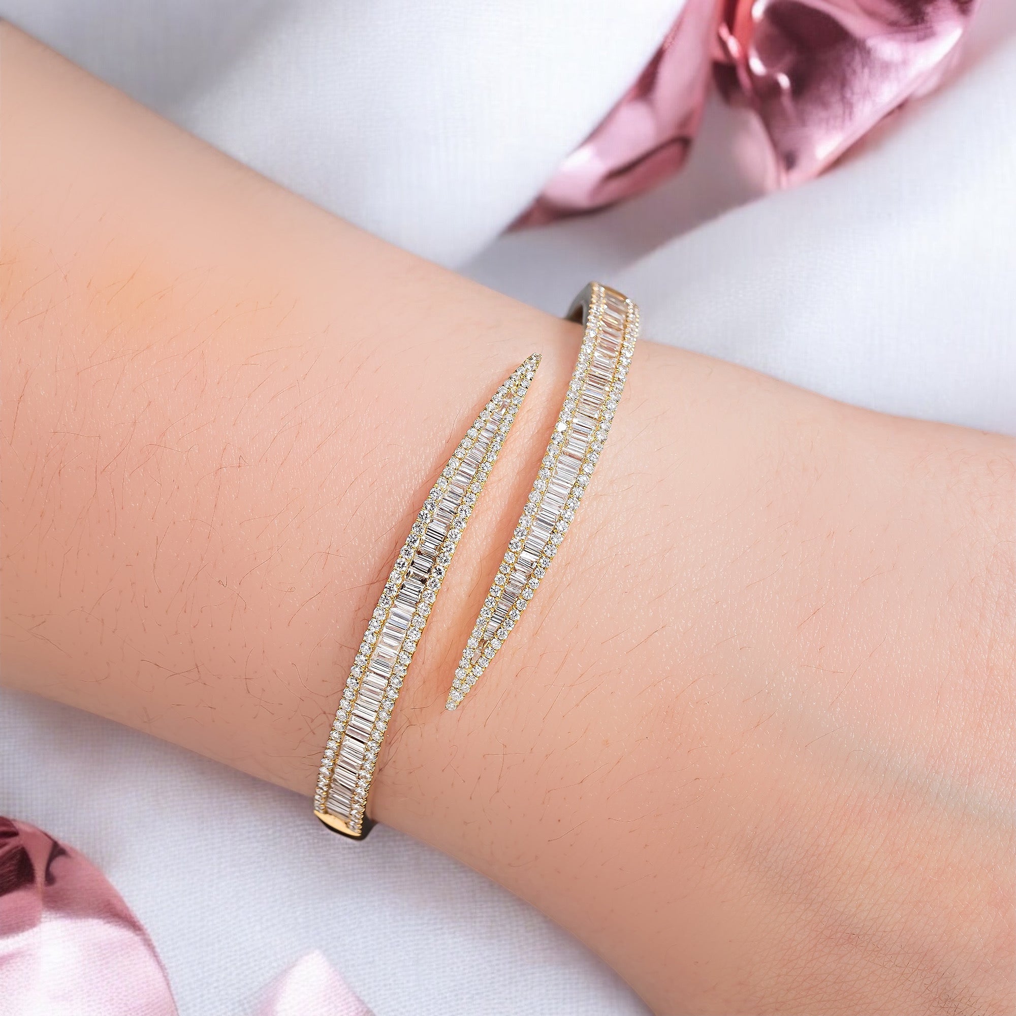 18K GOLD BANGLE BRACELET 3.73 CT DIAMONDS