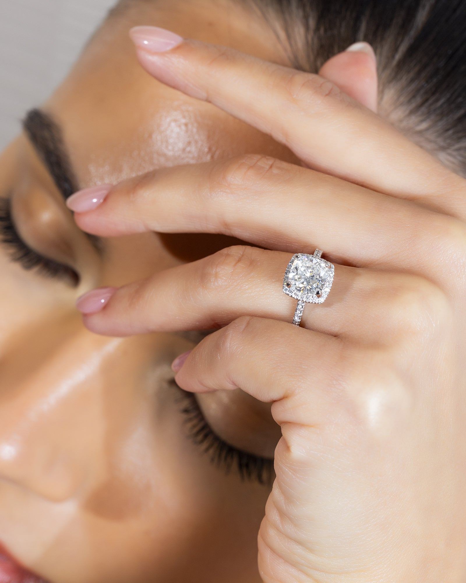 18K GOLD ROUND CUT HALO DIAMOND ENGAGEMENT RING 0.72 CTW