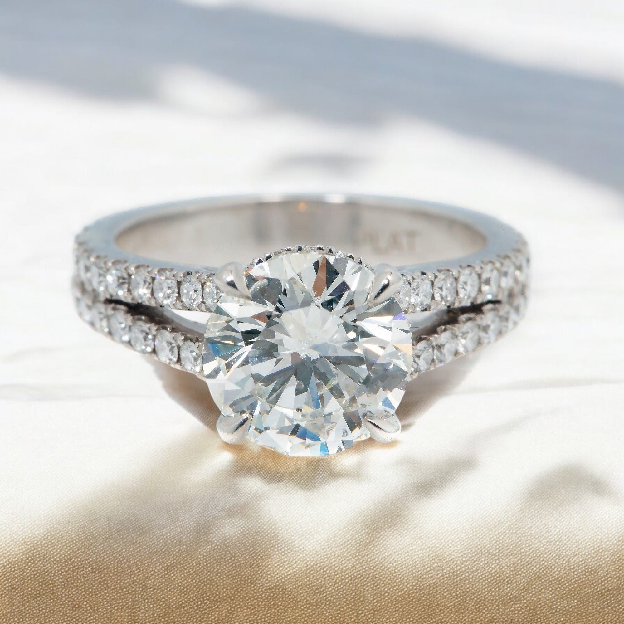 18K WHITE GOLD ENGAGEMENT RING WITH 2.04 CT DIAMONDS
