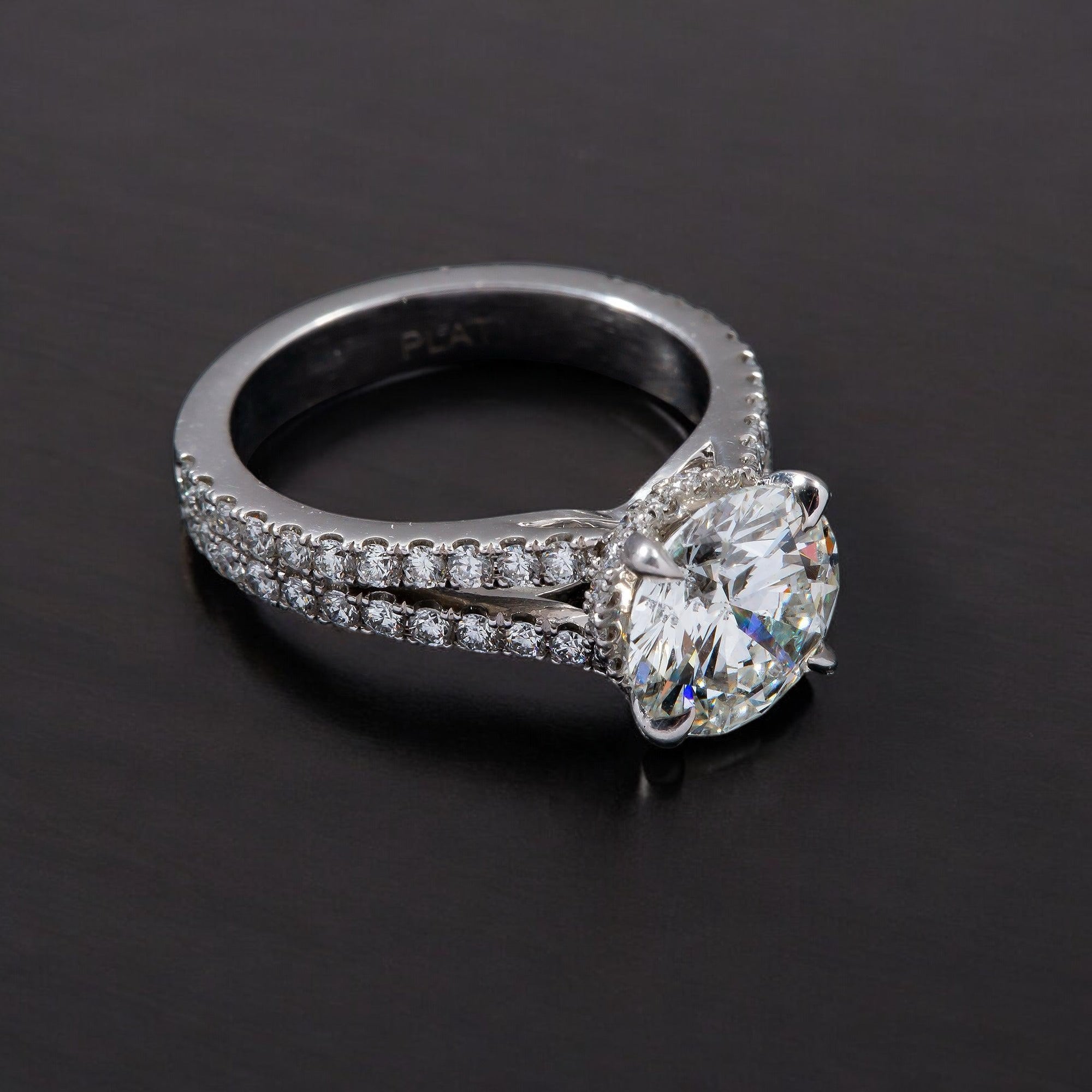 18K WHITE GOLD ENGAGEMENT RING WITH 2.04 CT DIAMONDS