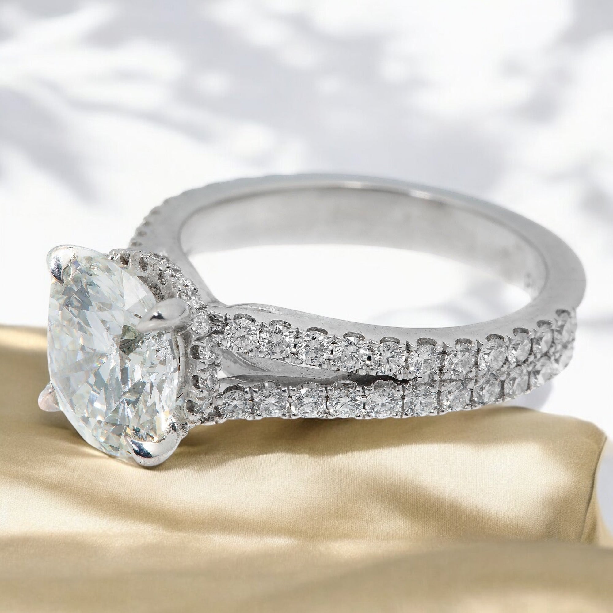 18K WHITE GOLD ENGAGEMENT RING WITH 2.04 CT DIAMONDS