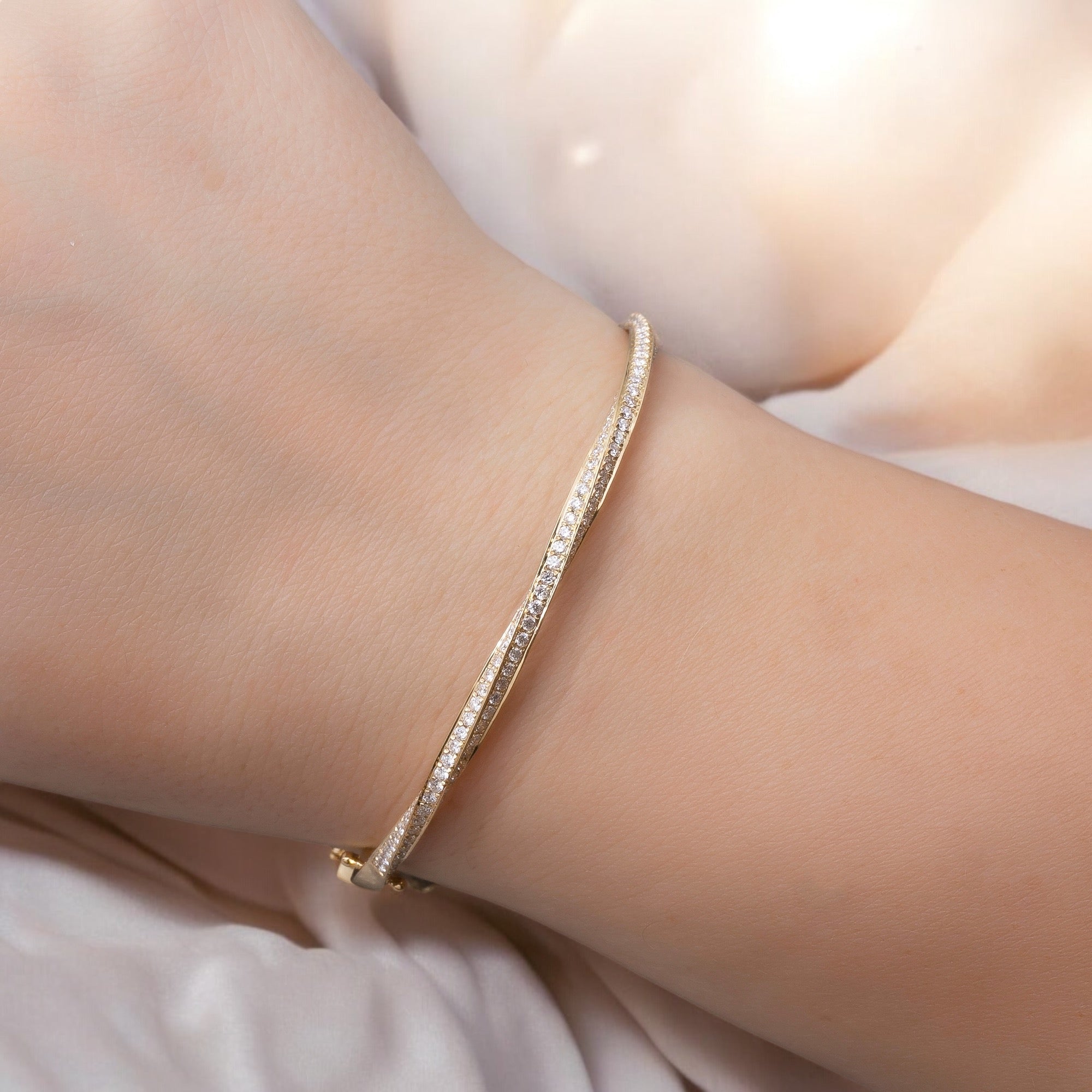 18K GOLD DIAMOND TWIST BANGLE BRACELET 2.08 CT