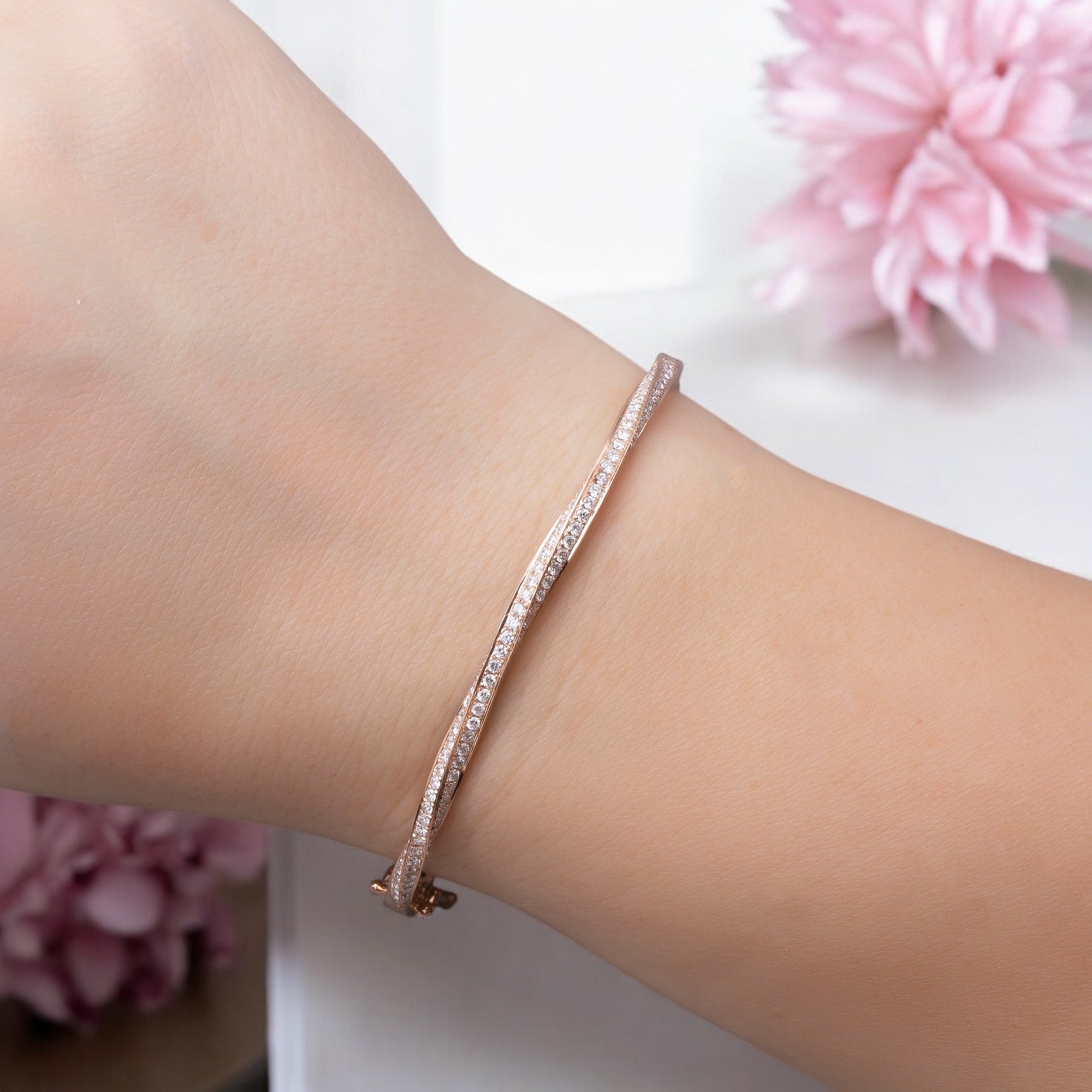 18K GOLD DIAMOND TWIST BANGLE BRACELET 2.08 CT