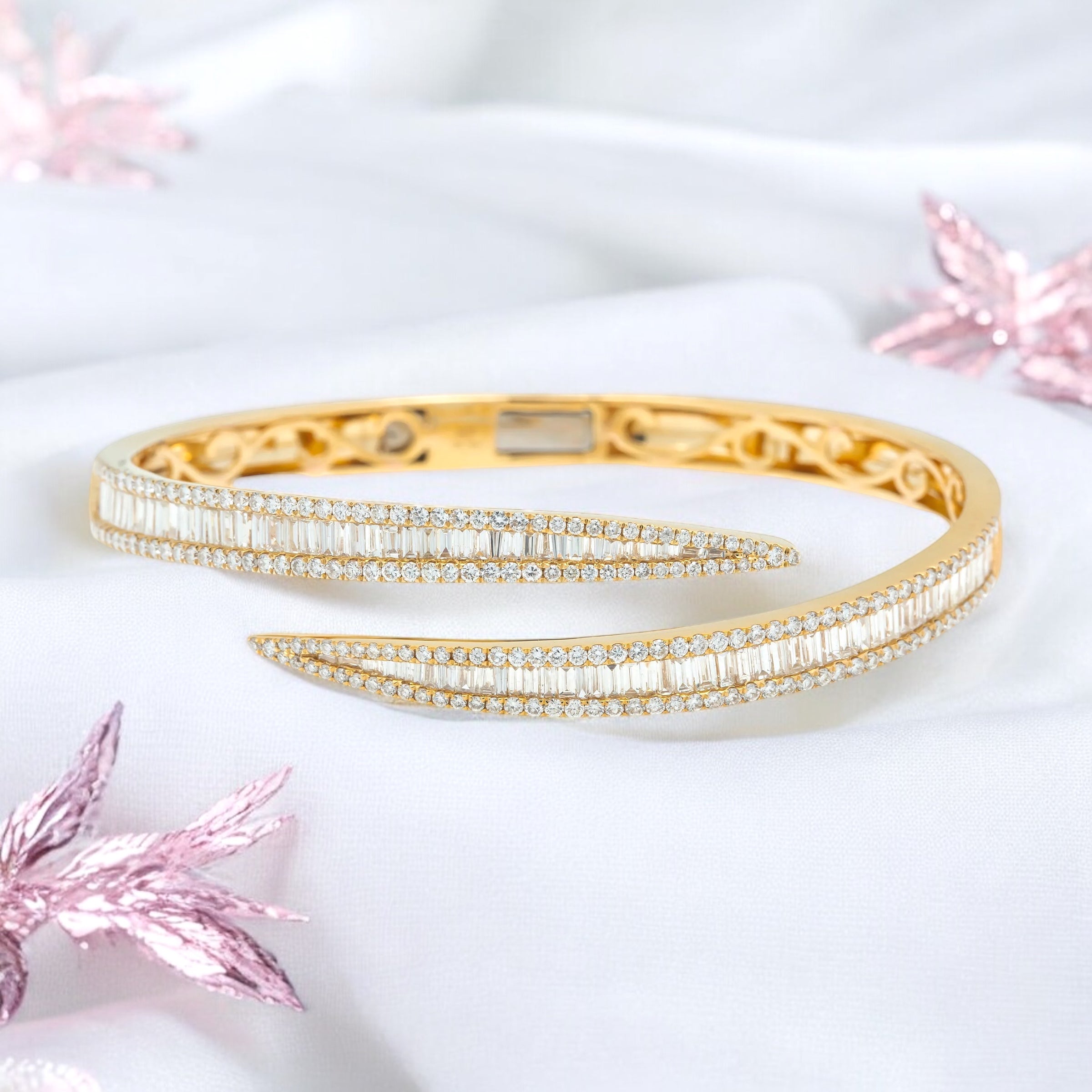18K GOLD BANGLE BRACELET 3.73 CT DIAMONDS