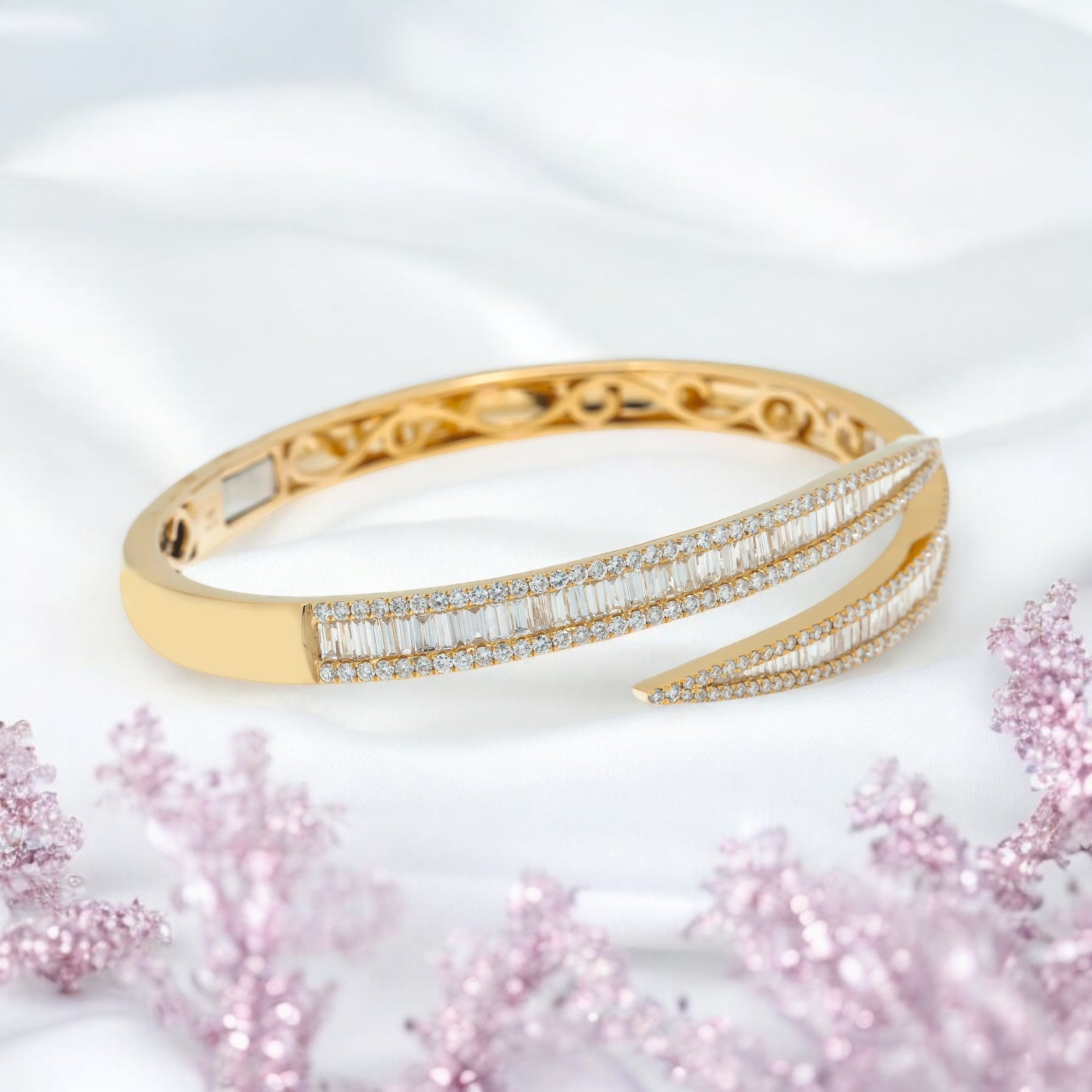 18K GOLD BANGLE BRACELET 3.73 CT DIAMONDS