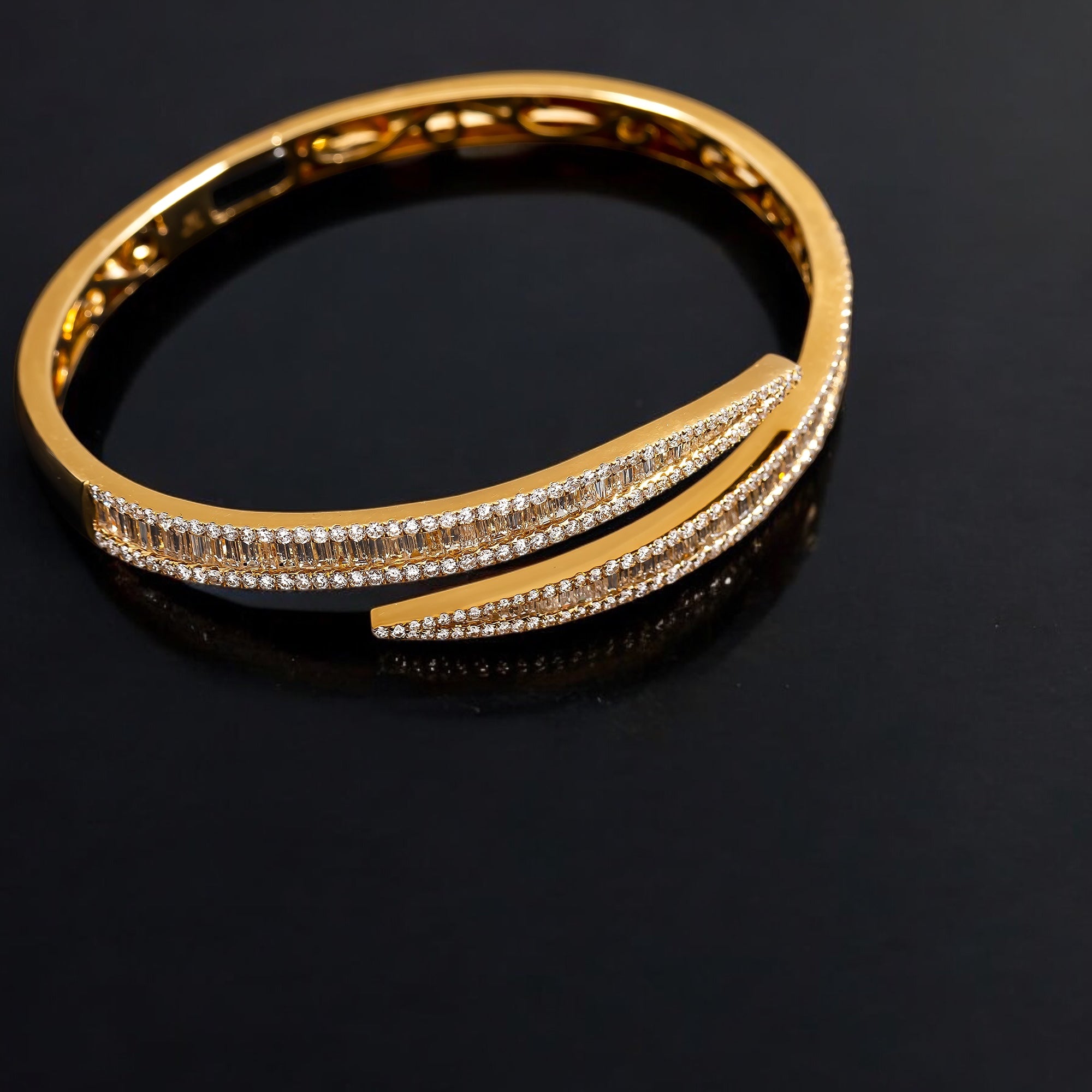 18K GOLD BANGLE BRACELET 3.73 CT DIAMONDS