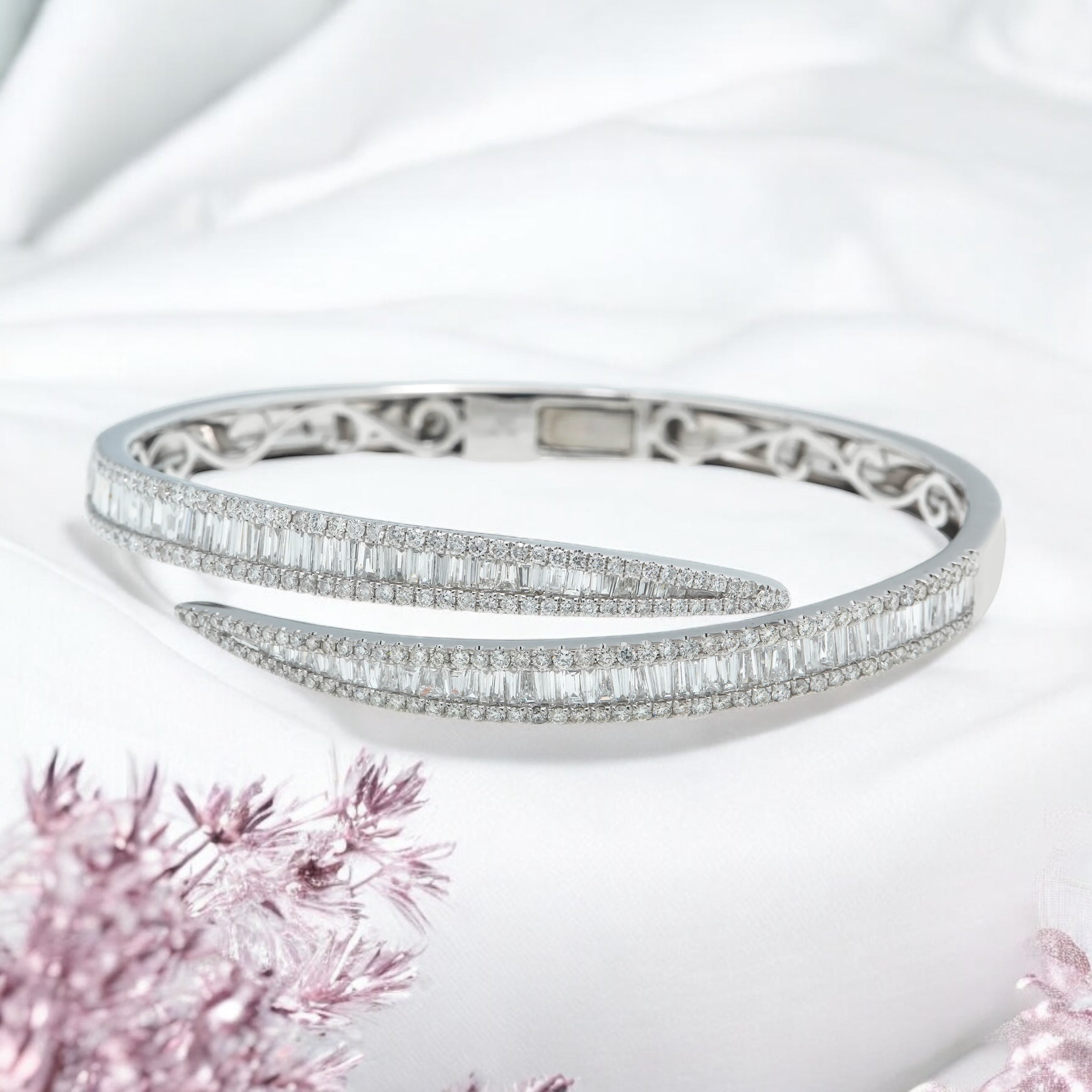 18K GOLD BANGLE BRACELET 3.73 CT DIAMONDS