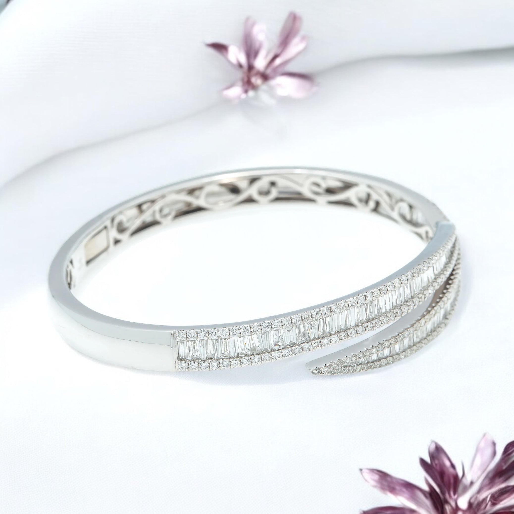 18K GOLD BANGLE BRACELET 3.73 CT DIAMONDS