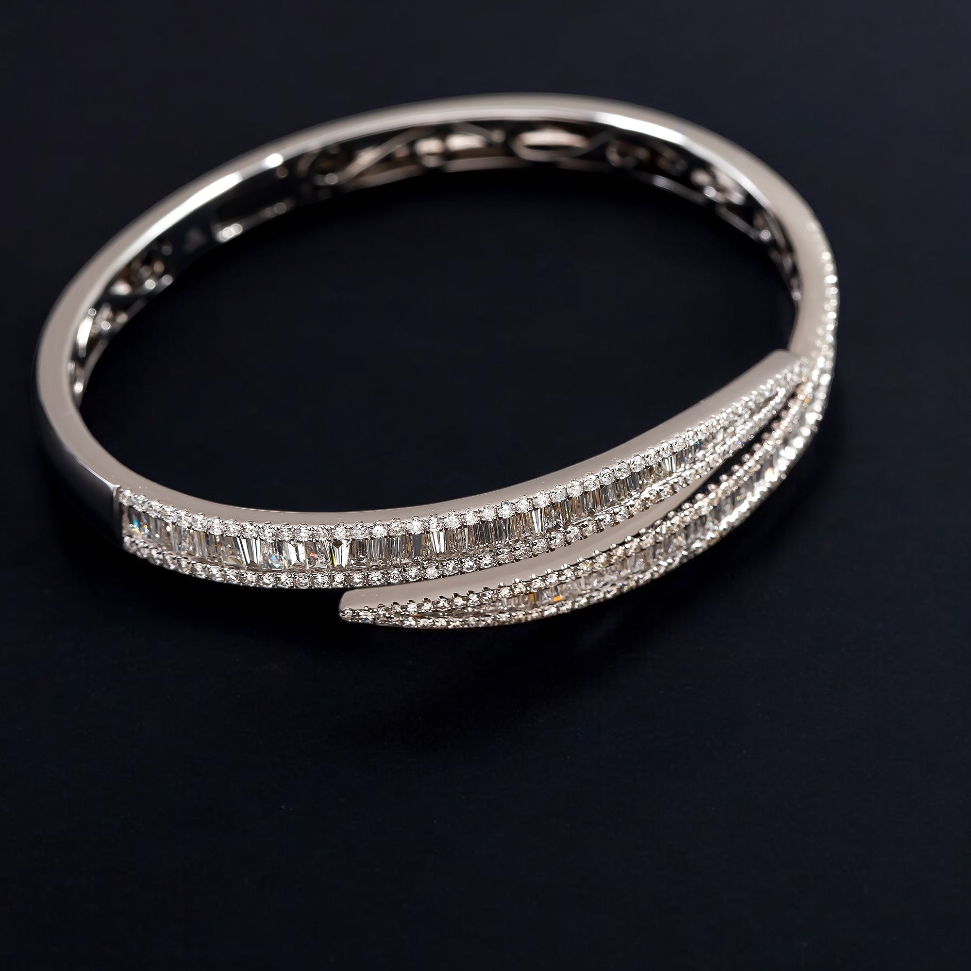 18K GOLD BANGLE BRACELET 3.73 CT DIAMONDS